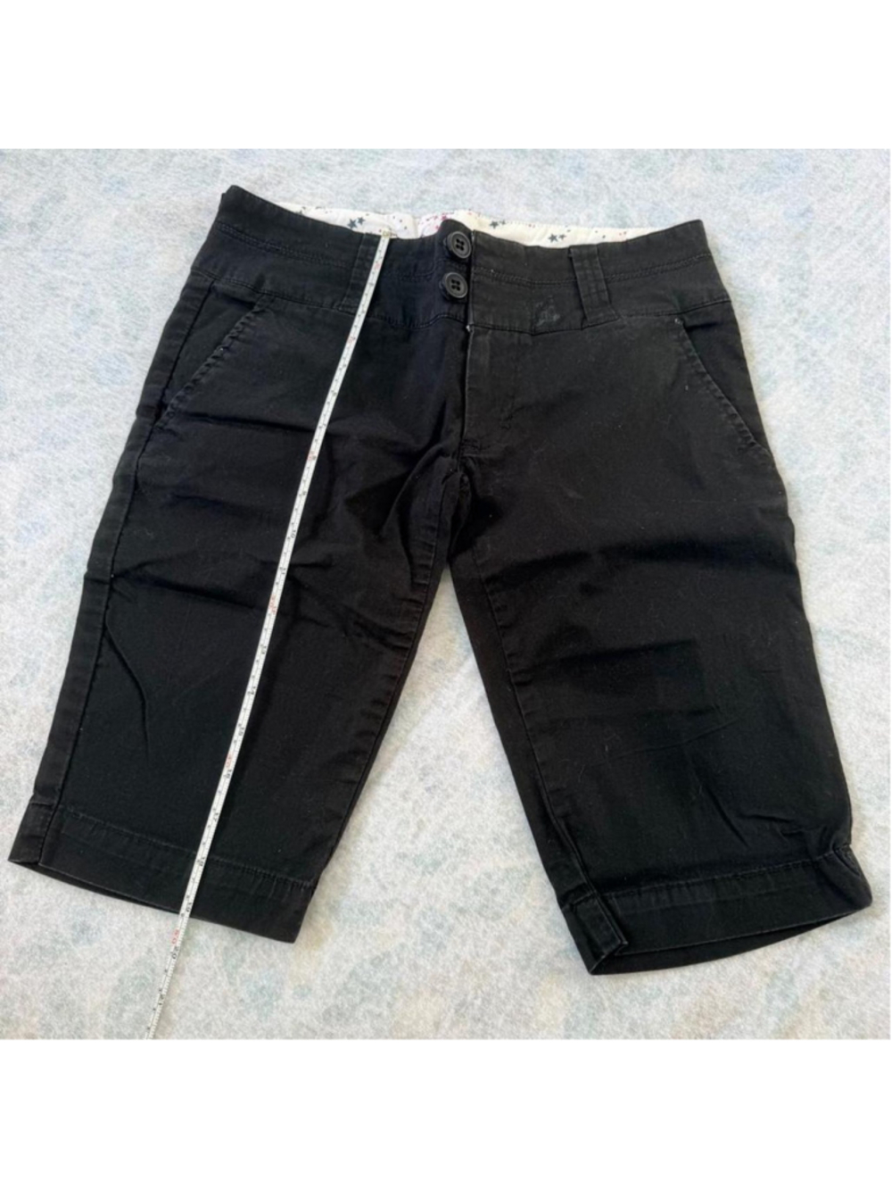 Roxy black capri pants with white floral pattern on waistband #capri #floral